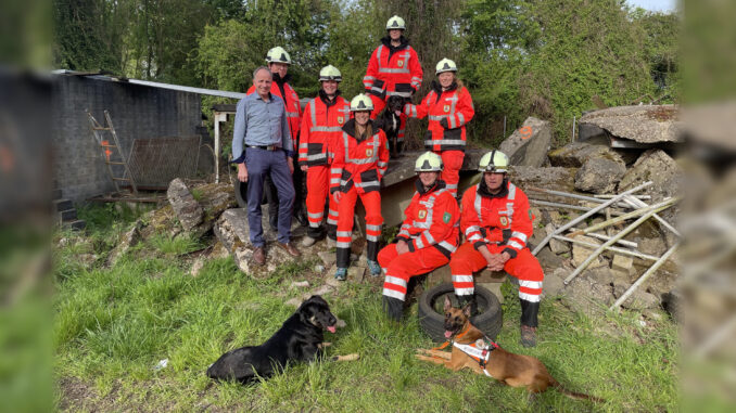 Gruppenbild-mit-neuen-Helmen_breit
