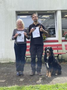 Elvira Döhr und Chris Helbig mit Hund Chopper nach ihrer bestandenen Prüfung!
