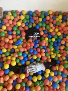 Renate versteckt sich für die Rettungshunde im bunten Bällebad.